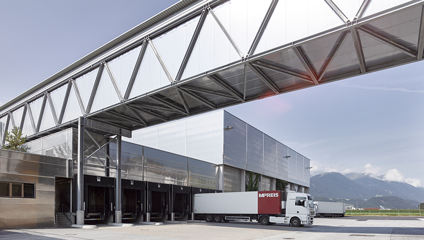 Aussenansicht der Logistikbrücke von MPreis nach Ausbau des Bäckereibetriebs durch IE Food