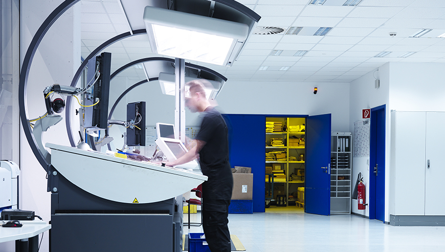 Mitarbeiter bei der arbeit im neuen DHO Druckzentrum